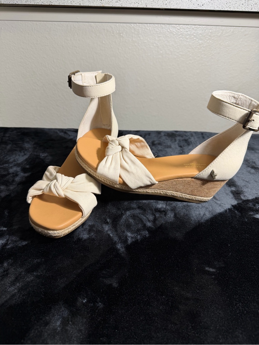 Título: Koolaburra by UGG Cream Knot Wedge Ankle Strap Sandals